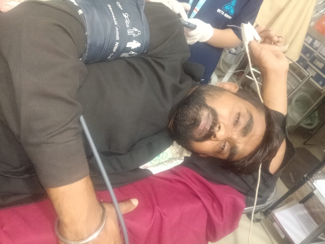 हाटकेश्वर चौक के पास सड़क हादसा: ई-रिक्शा की ठोकर से बाइक सवार युवक घायल, पैर में फ्रैक्चर