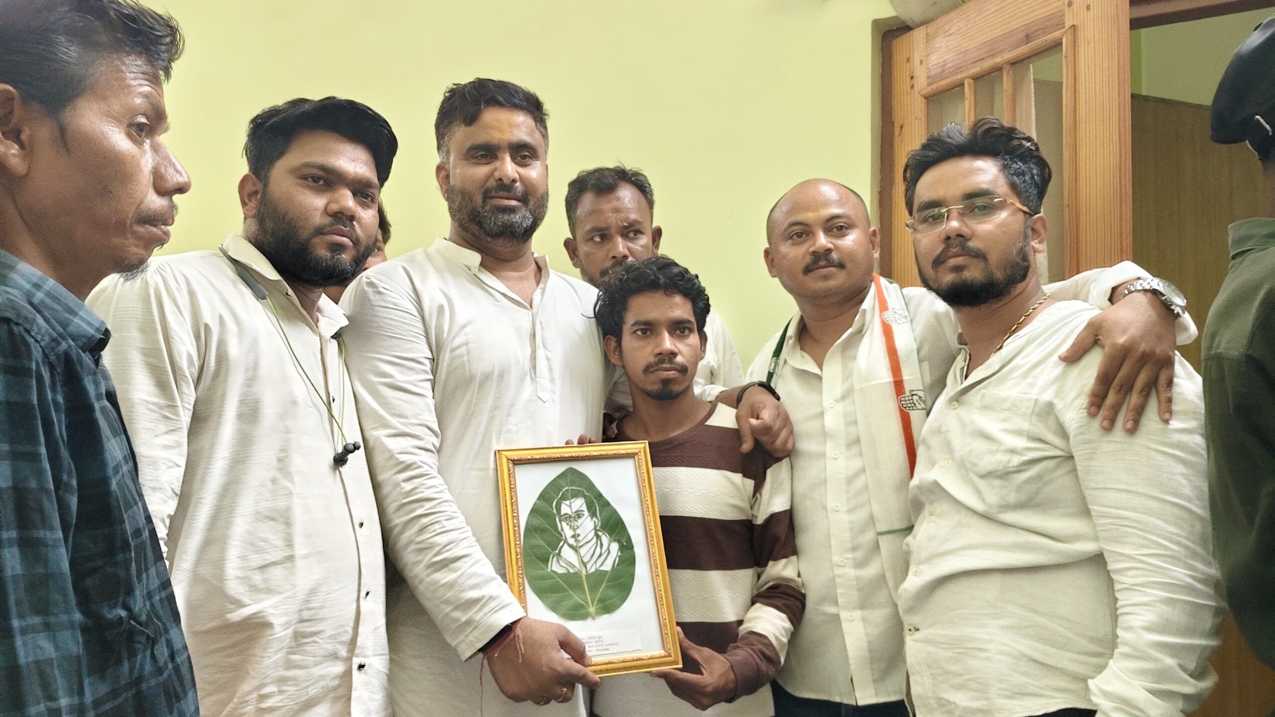 पूर्व प्रधानमंत्री राजीव गांधी की पुण्यतिथि पर अनोखी श्रद्धांजलि, बरगद के पत्तों पर उकेरी गई कला आकृति